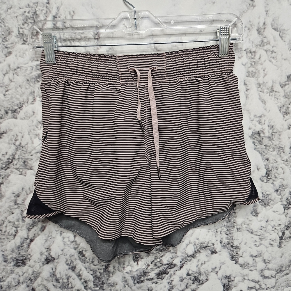 Lululemon Go The Distance Reversible Shorts, Size 6 Gray, Black, Berry, Running